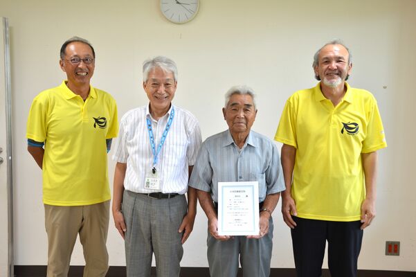 記録認定証を受け取り、小森教育長や県ＦＤ協会員らと並んで写真に収まる高田さん（右から２人目）