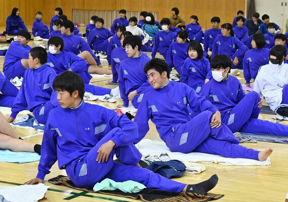 リラクセーションヨガを体験する中学生ら