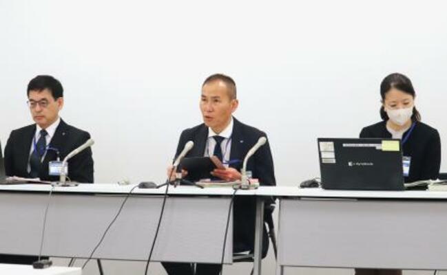 　記者会見する横浜市教委の担当者ら＝３０日午前、横浜市役所