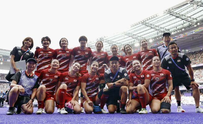 ブラジルに勝利し記念撮影する日本＝パリ郊外（共同）