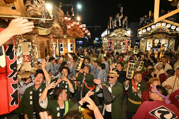 宵祭りで披露された９町による「ぶっつけ」＝18日午後８時10分、大田原市城山１丁目、森田大地撮影