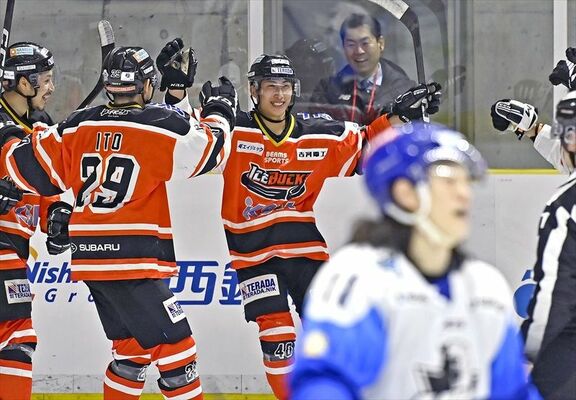 第３ピリオド４分、勝ち越しのゴールを決め、仲間と喜ぶバックスのＦＷ清水（中央）＝日光霧降アイスアリーナ