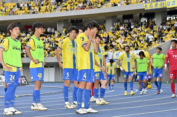 清水に敗れてＪ３降格が決まり、肩を落とす栃木ＳＣの選手たち＝27日午後、カンセキスタジアムとちぎ、永嶌理絵撮影