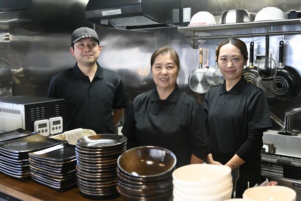 店主の芳野さん（中央）と小泉さん夫婦