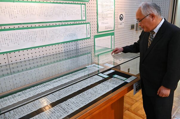 大関和直筆の手紙などが並ぶ展示室
