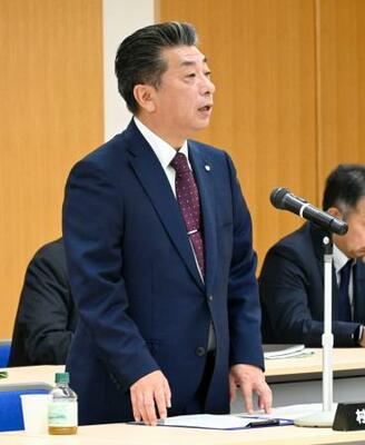北海道泊村議会の全員協議会で原発再稼働への同意を表明する高橋鉄徳村長=17日午前、泊村