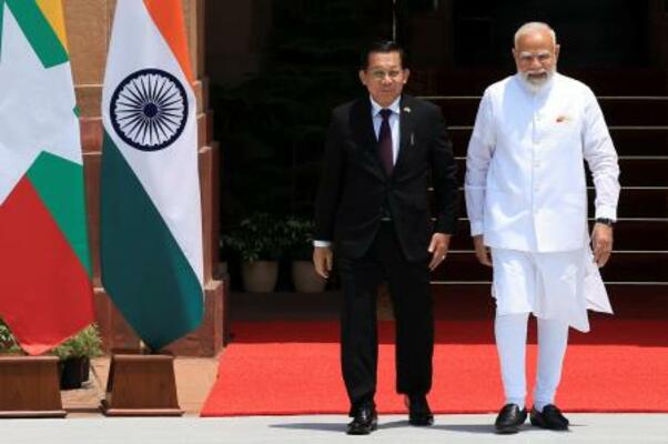 　ミャンマー親軍政権の大統領を務めるミンアウンフライン氏（左）を出迎えるインドのモディ首相＝１日（ロイター＝共同）
