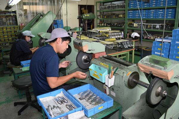 歯科器具を研磨するシオダ本社工場＝那須烏山市東原