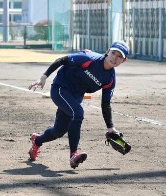 守備練習に励む大川主将。今季は1番打者として打線の火付け役に期待がかかる=真岡市