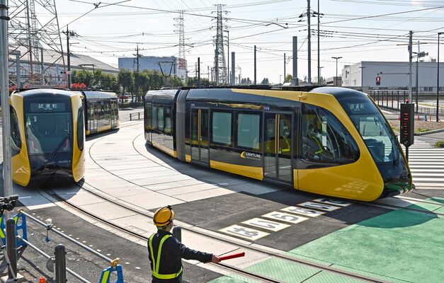 運転士の習熟運転が始まり、すれ違うＬＲＴ＝３日午後２時15分、宇都宮市清原工業団地
