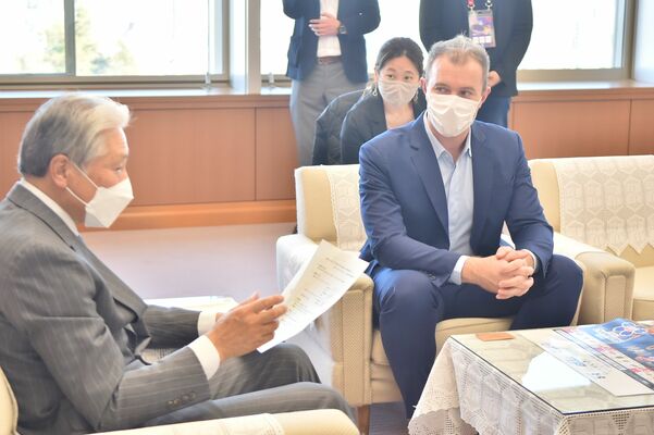 福田知事（左）を表敬訪問したベイヤーＣＥＯ＝県庁
