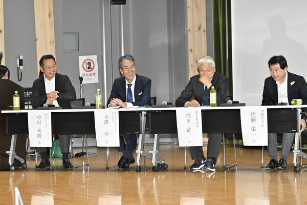 ホンダの小澤常務(左から2人目)、福田知事(同3人目)らが参加し和やかな雰囲気で行われた討論会=7日午後、宇都宮市宮みらい