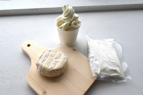 直売所で販売するチーズやソフトクリーム