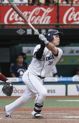 　６回西武無死一、三塁、平沢が右越えに逆転３ランを放つ＝ベルーナドーム