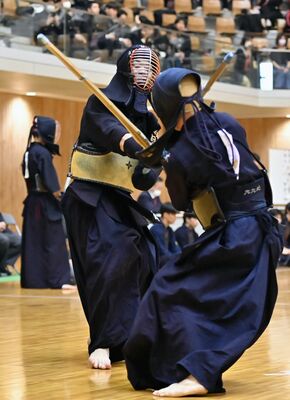 剣道男子団体決勝　副将戦で攻め立てる佐野日大の大河原（左）＝ユウケイ武道館