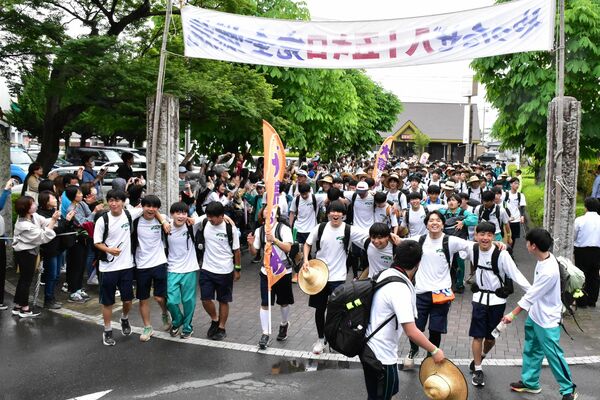 85キロを踏破しゴールする生徒たち