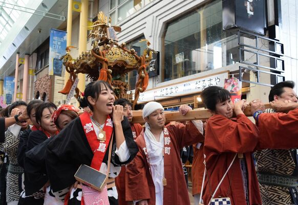 威勢良くオリオン通りを練り歩くみこし