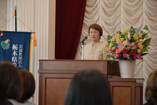 県看護大会であいさつする浅野会長＝12日午前、県庁昭和館