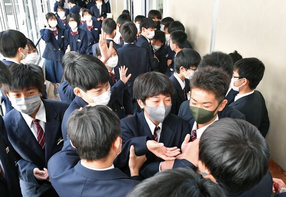 始業日を迎え、マスク姿で級友と談笑する生徒たち＝１０日午前９時３０分、宇都宮市泉が丘４丁目