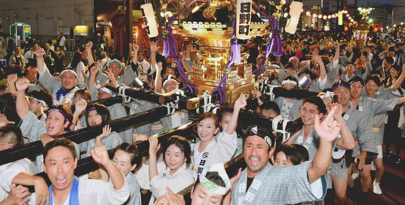 昨年の宮まつりは４０団体６１基のみこしが参加。大通りを練り歩き、会場を盛り上げた
