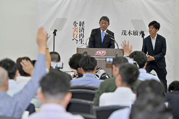 記者からの質問を受ける茂木氏＝４日午後２時45分、東京都港区