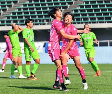 後半37分、ＰＫを決めて喜ぶ栃木シティＦＣのＦＷ田中（右）＝県グリーンスタジアム