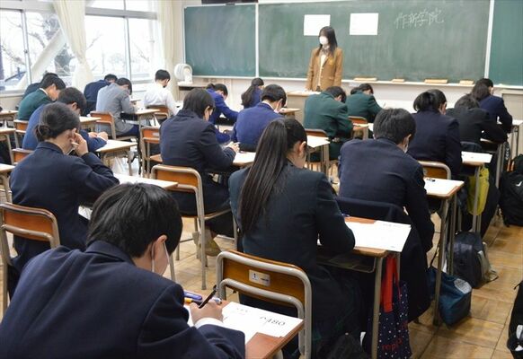 下野新聞模擬テストを受ける生徒たち＝21日午後、作新学院高
