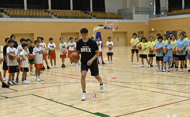 高島選手（中央）から技術指導を受ける子どもたち