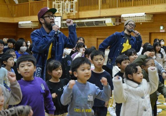 子どもたちと一緒に歌う上鈴木兄弟