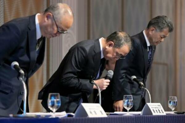 サイバー攻撃によるシステム障害について謝罪するアサヒグループホールディングスの勝木敦志社長(中央)ら=27日午前、東京都千代田区