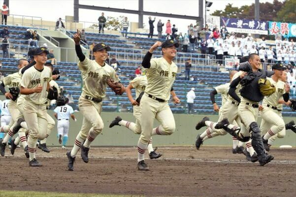 ７年ぶりに秋の関東王者となり、笑顔で応援席に駆け出す作新ナイン＝2023年10月29日午後０時30分、県営球場