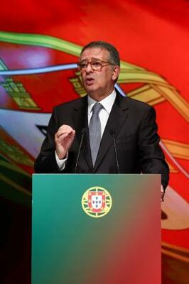 　ポルトガル大統領選の決選投票を受け、スピーチする社会党候補のセグーロ元書記長＝８日、カルダスダライーニャ（ロイター＝共同）