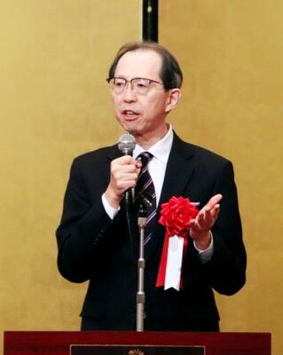 立憲民主党福島県連定期大会であいさつする内堀雅雄知事=14日午後、福島県郡山市