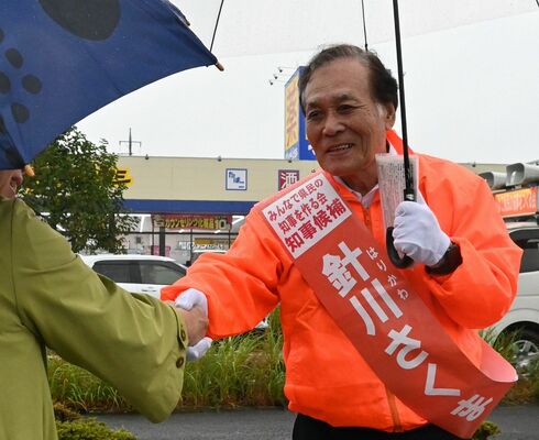 有権者にあいさつする針川氏＝２日午後、宇都宮市ゆいの杜１丁目