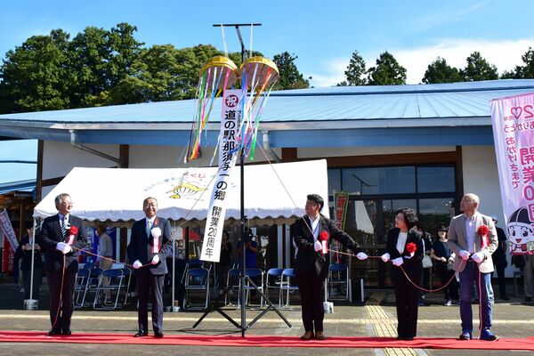 くす玉を割って20周年を祝う関係者