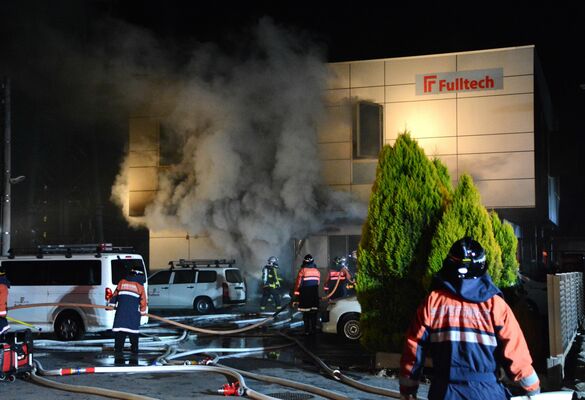 ２階建て建物が焼けた火災現場＝11日午後８時10分、宇都宮市滝の原１丁目
