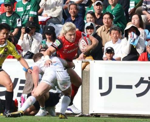 　横浜―相模原　後半、突進する横浜・デクラーク＝秩父宮
