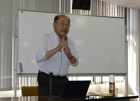 ユーモアを交えながら、講演する大澤さん