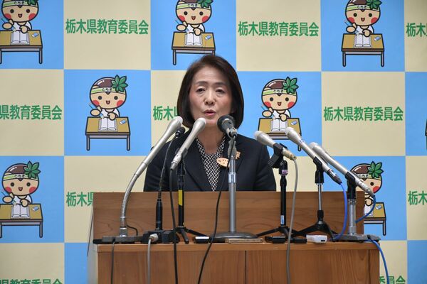 定例記者会見で陳謝する中村教育長＝８日午後、県庁南別館