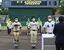 高校野球軟式の部は本県の作新と鹿児島実業（鹿児島）の両校優勝となった。表彰式は両校の主将らがそろって並んだ＝５日午前、宇都宮市西川田４丁目