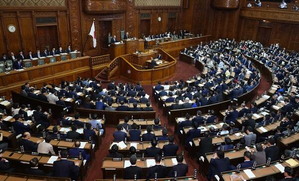 改正自動車運転処罰法を可決、成立した衆院本会議＝25日午後