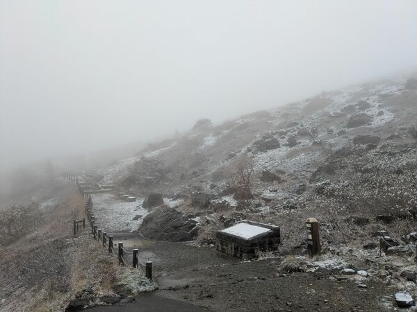 うっすらと雪化粧した那須ロープウェイ山頂駅付近の登山道=28日午前9時15分、那須町湯本