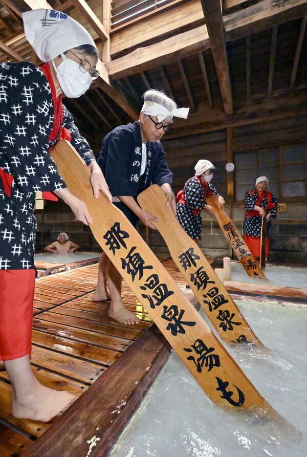 鹿の湯で披露された湯もみ＝28日午前11時５分、那須町湯本、森田大地撮影（超広角レンズ使用）