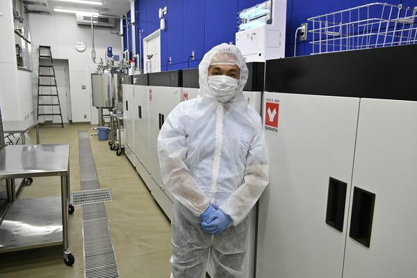 ヨーグルトを製造する機器の前に立つ林社長＝小山市