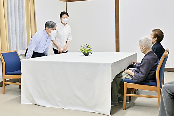 天皇、皇后両陛下と懇談した硫黄島出身の原さん(右手前)と渡部さん(右奥)=16日午後6時5分、那須町内(代表撮影)
