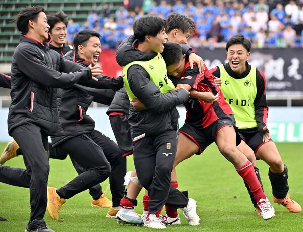 PK戦を制して優勝を決め、抱き合って喜ぶ矢板中央イレブン=県グリーンスタジアム