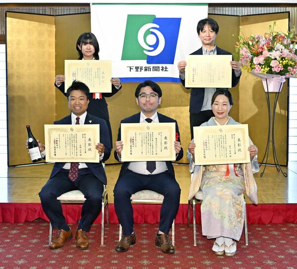 大賞に輝いた「ＢＵＬＬ」の宇藤社長（中央）ら受賞者＝29日午後０時５分、宇都宮市大通り２丁目、広瀬華撮影