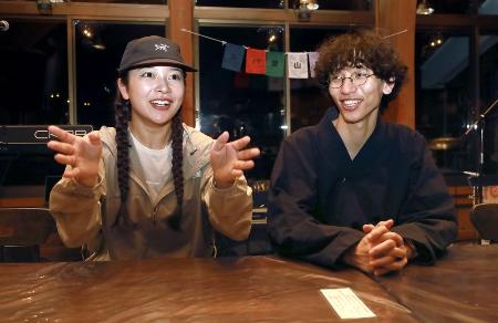 　ライブ後、取材に応じる「スーパー登山部」の小田智之さん（右）とボーカルＨｉｎａさん＝２０２５年８月、北アルプス白馬岳山頂付近の白馬山荘