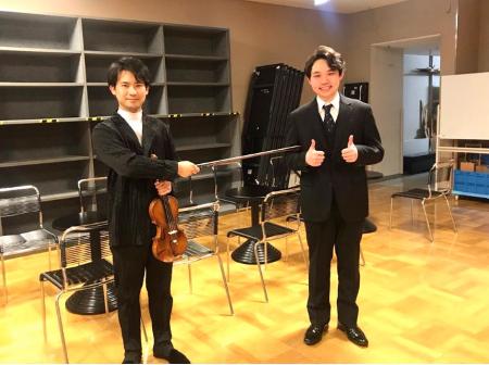 三浦文彰さん(左)との初共演。「コロナ禍だったので、ソーシャルディスタンスを保って撮影」(筆者提供)