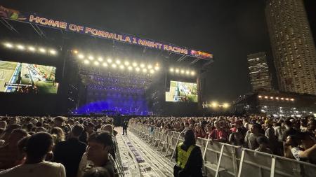 　開演前から熱気に包まれたエルトン・ジョンさんのコンサート会場＝１０月５日